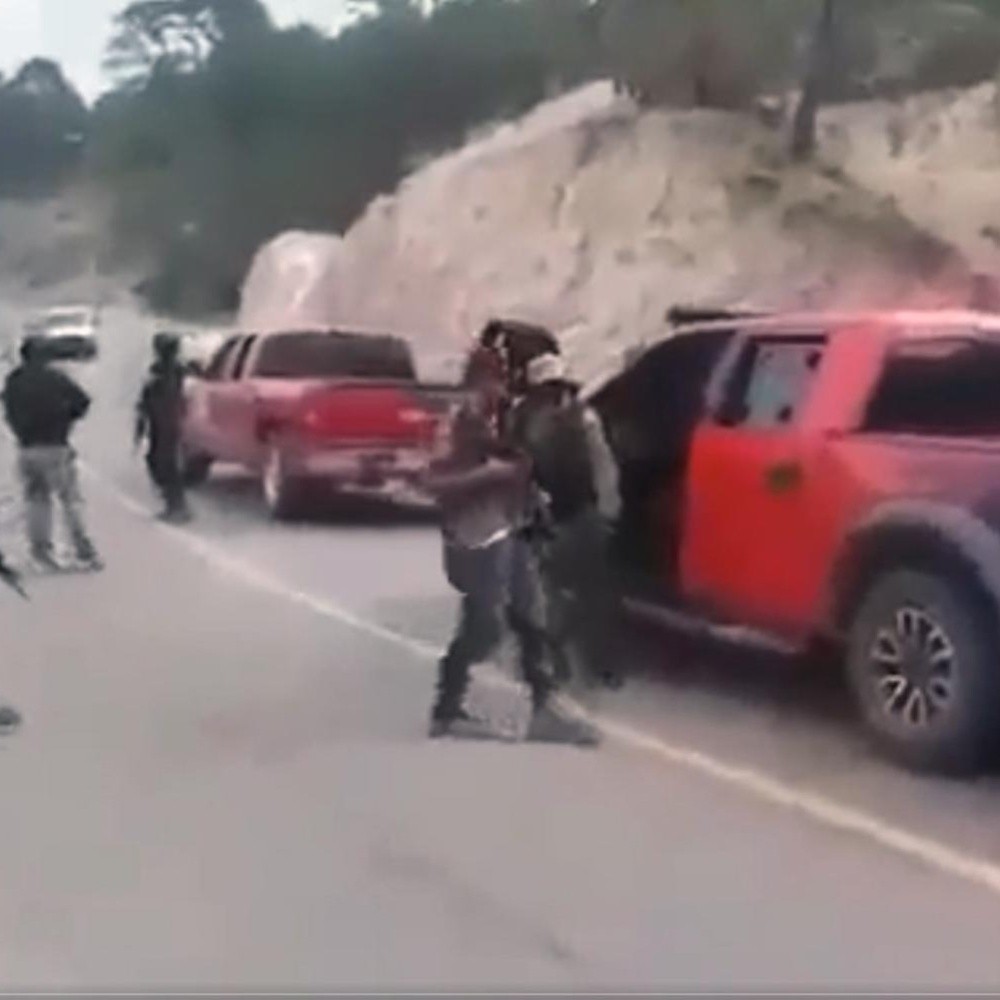 Integrantes del CJNG graban video en carretera de México