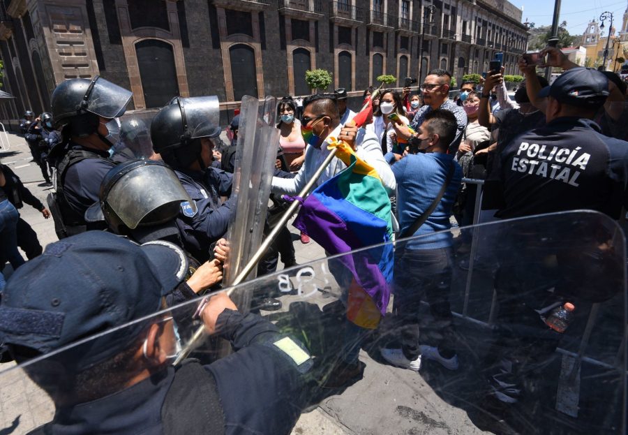 Manifestantes LGBTTTIQ+, agredidos en Toluca por policías del Edomex