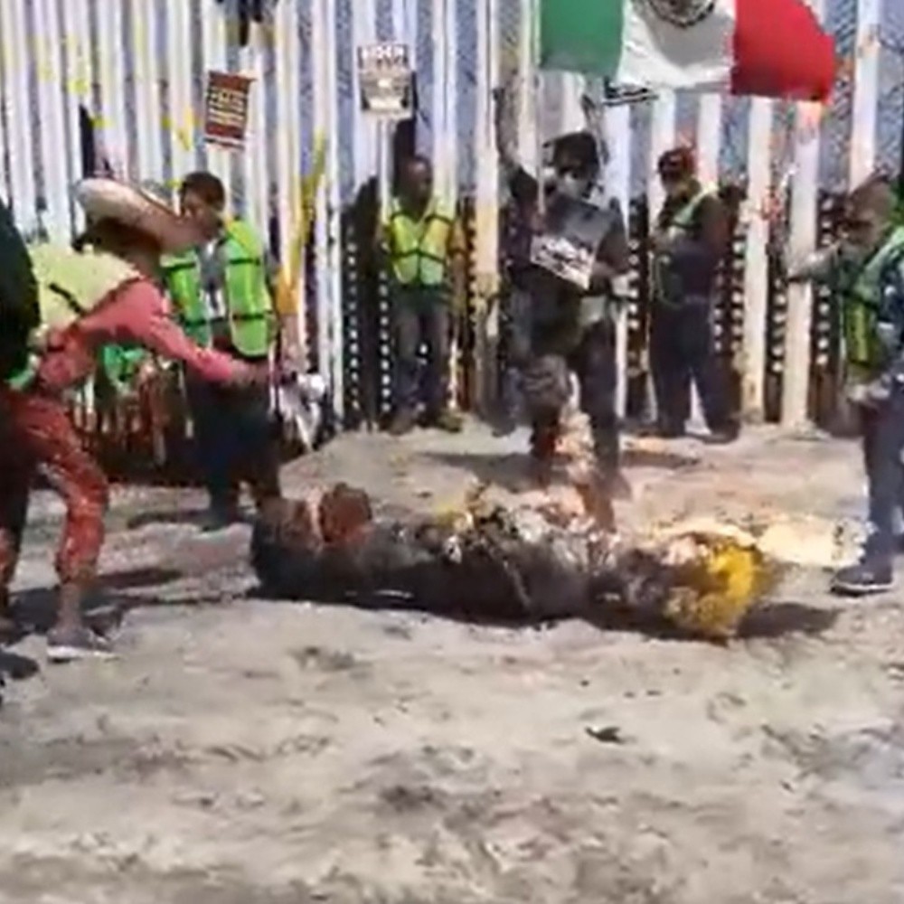 Manifestantes queman piñata de Trump en frontera de Tijuana