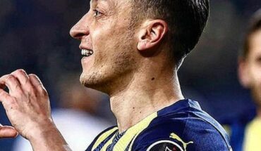 Mesut Özil supports Necaxa prior to repechage