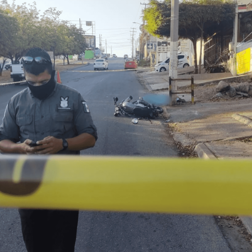 Motorcyclist dies when he crashes with concrete pole in Culiacán