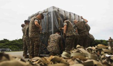 Marines de los EEUU preparan palés de chalecos antibalas, botiquines y otros equipos destinados a Ucrania