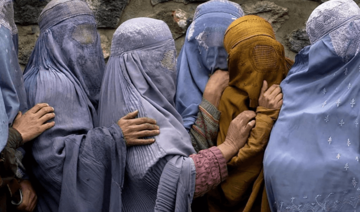 Talibanes ordenan a las mujeres cubrirse la cara y el cuerpo en público “para no provocar”
