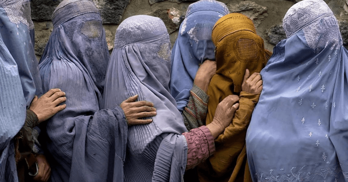 Talibanes ordenan a las mujeres cubrirse la cara y el cuerpo en público "para no provocar"
