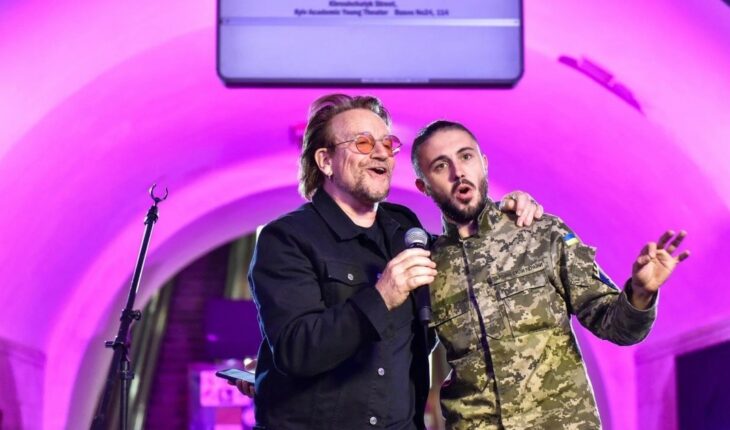 VIDEO | Bono, The Edge y la banda ucraniana Antytila tocaron en el metro de Kiev