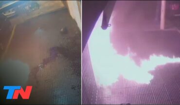 Video: Ataque incendiario: un hombre provocó un incendio en la puerta de un local de baterías