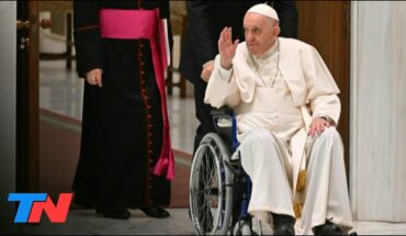 Video: CIUDAD DEL VATICANO I Papa Francisco aparece en silla de ruedas por su dolor de rodilla