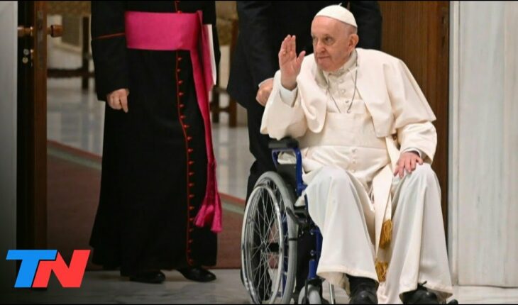 Video: CIUDAD DEL VATICANO I Papa Francisco aparece en silla de ruedas por su dolor de rodilla
