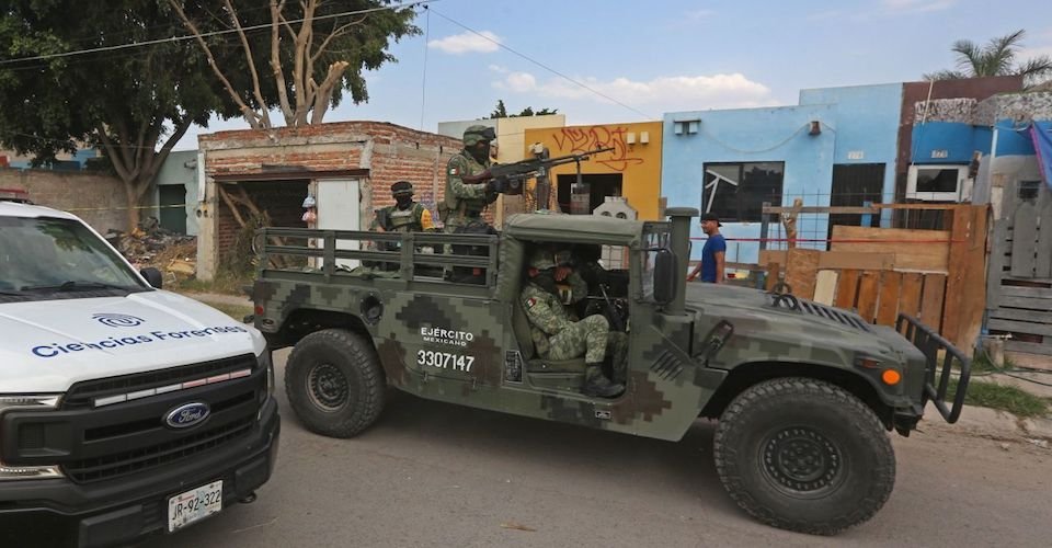 Video muestra a civiles armados persiguiendo a militares en Michoacán