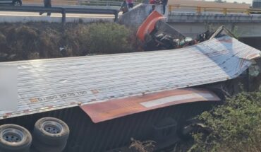 Volcadura de tráiler deja un herido en carretera de Culiacán