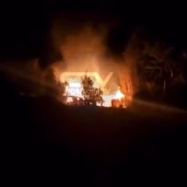 Ataque incendiario en Cañete afectó tres casas y se encontró lienzo exigiendo justicia por la muerte del comunero mapuche Eloy Alarcón