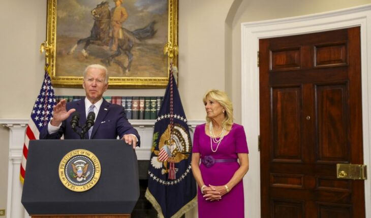 Biden firma nueva ley para regular las armas; reconoce que es limitada