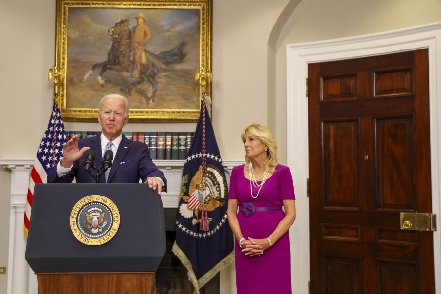 Biden firma nueva ley para regular las armas; reconoce que es limitada