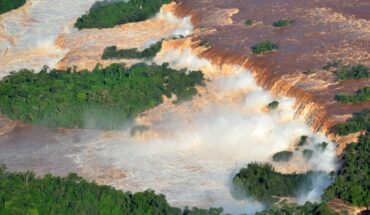 Cerraron la Garganta del Diablo por una impactante crecida del río Iguazú