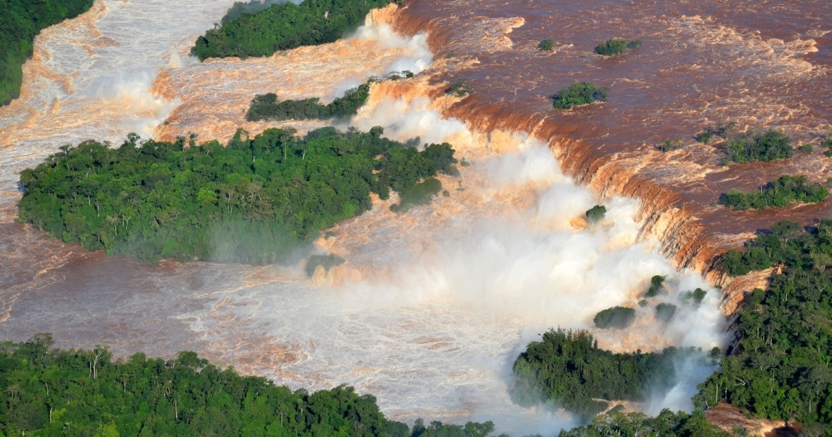 Cerraron la Garganta del Diablo por una impactante crecida del río Iguazú