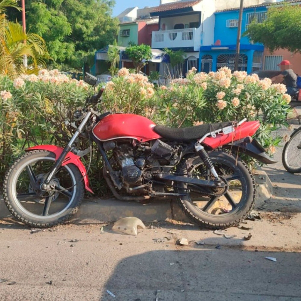 Choque de moto y camioneta en Mazatlán deja un lesionado