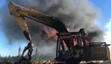 Desconocidos realizan ataque incendiario contra una máquina excavadora en Vilcún: dejaron un lienzo contra la Conadi