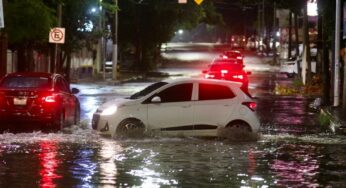 Encharcamientos y autos varados deja lluvia en Culiacán
