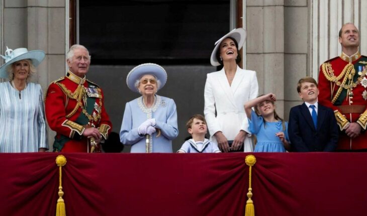 England: Queen Elizabeth reappeared at the celebration of her 70th anniversary in the crown