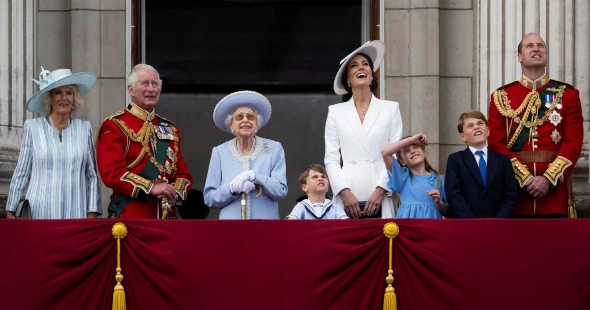 England: Queen Elizabeth reappeared at the celebration of her 70th anniversary in the crown
