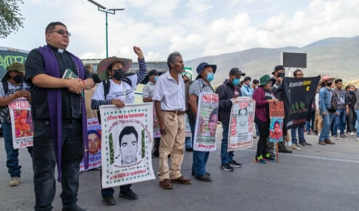 Familias de Ayotzinapa reclaman a AMLO