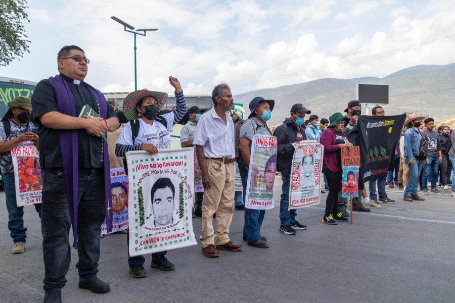 Familias de Ayotzinapa reclaman a AMLO