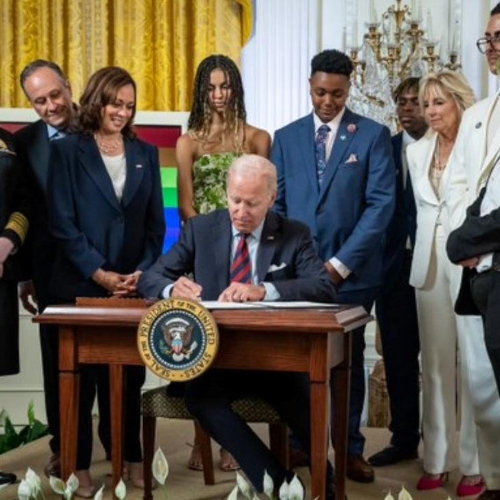 Joe Biden firma Orden ejecutiva para proteger a la comunidad LGBT+