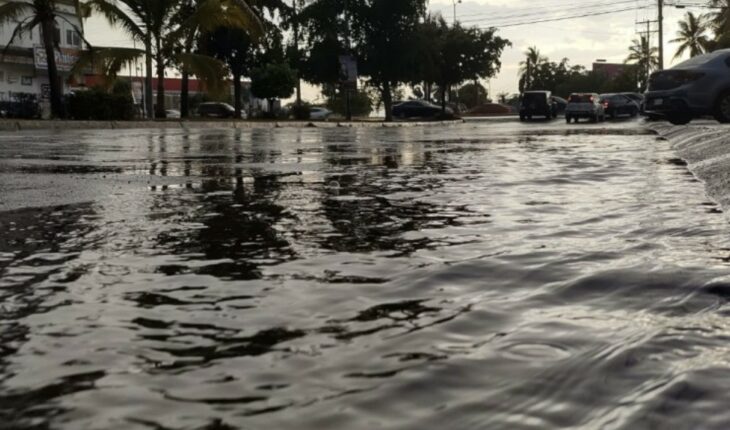 Leves encharcamientos tras leve lluvia en Mazatlán, Sinaloa