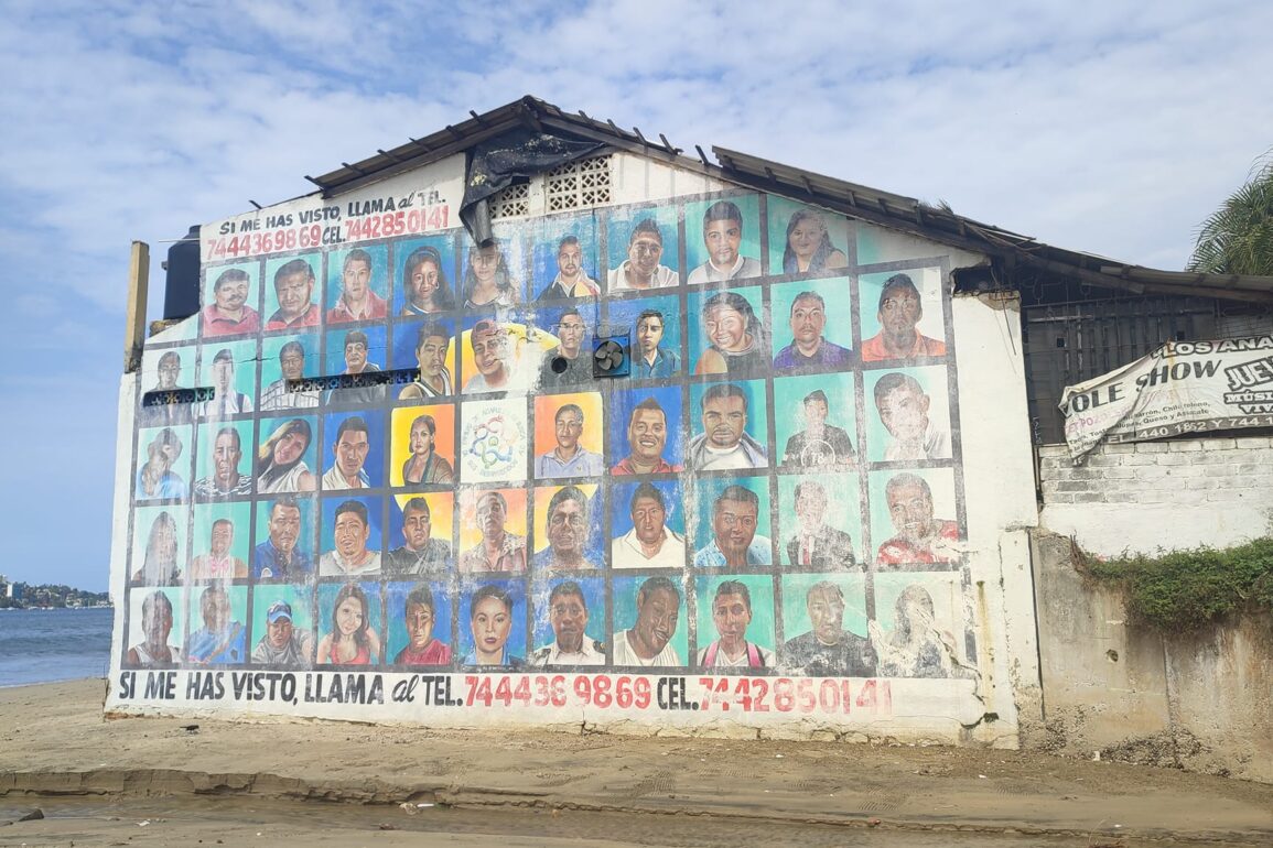 Los rostros de 52 desaparecidos son borrados de un mural en Acapulco