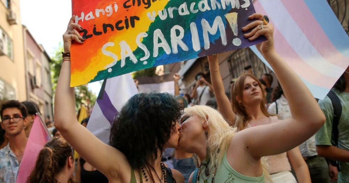 Marcha del Orgullo: Más de 200 personas arrestadas en Estambul