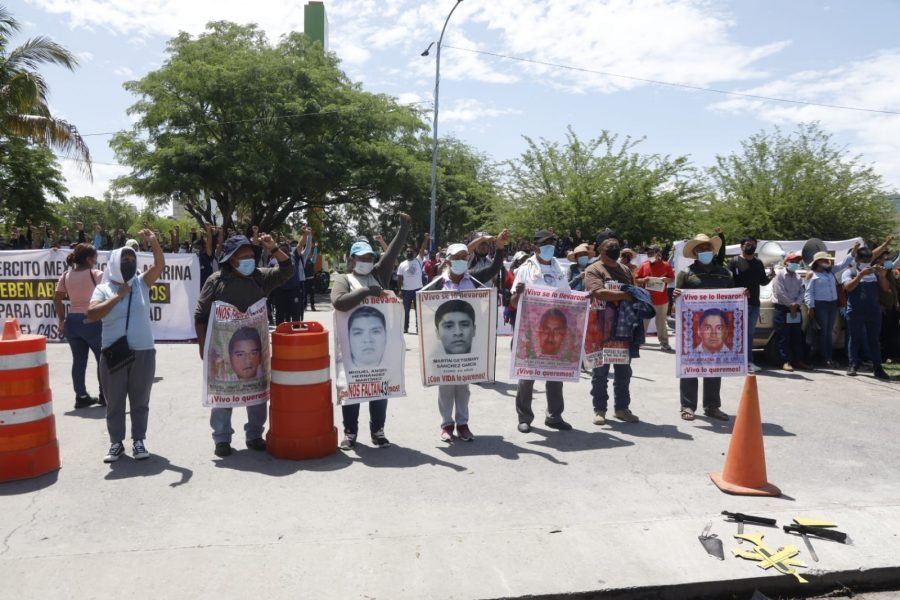Padres de Ayotzinapa exigen respuestas al Ejército