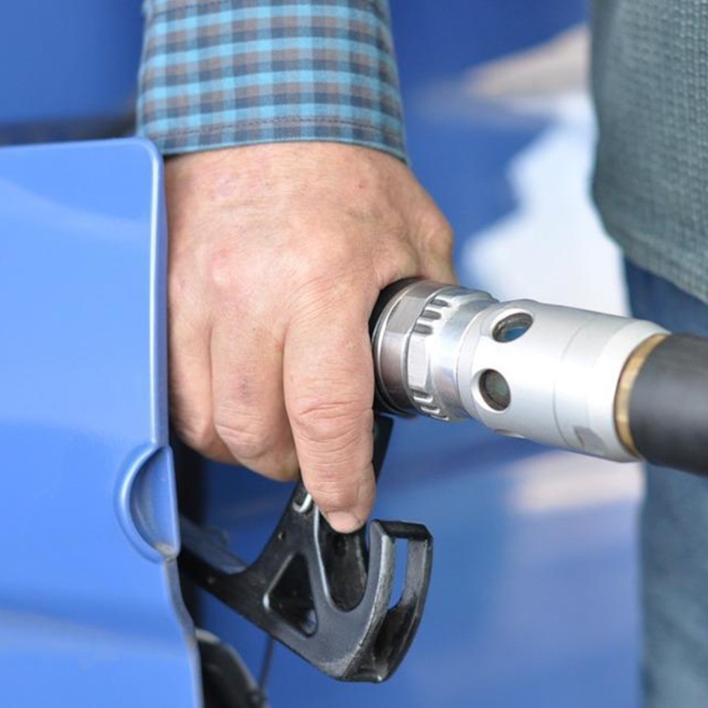 Para comprar gasolina más barata estadounidenses cruzan a México