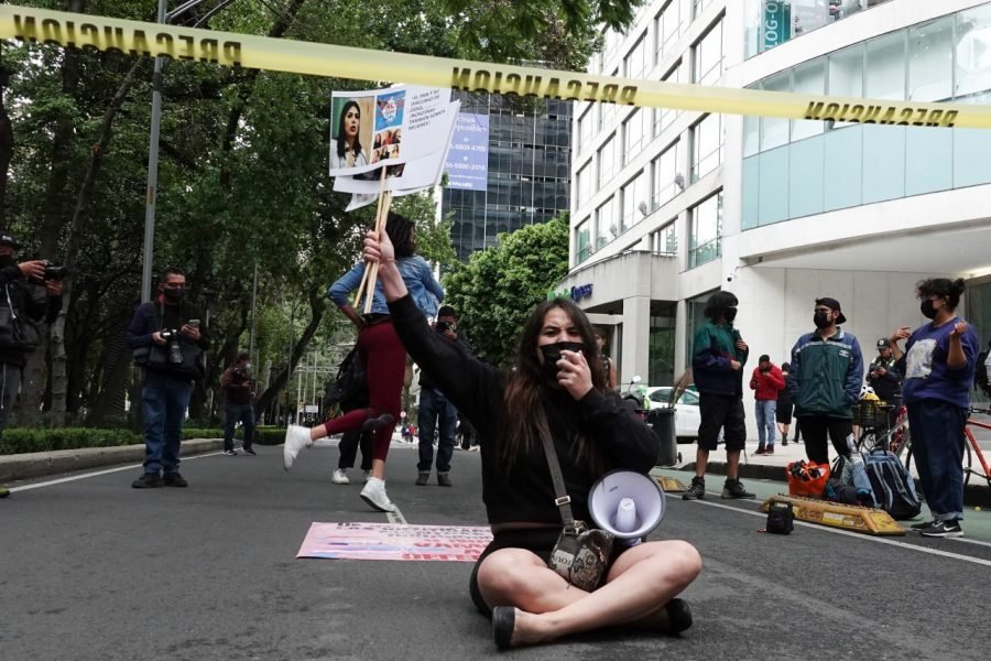 Personas LGBT+ protestan por discriminación en Reforma 222
