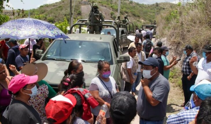 Pobladores de Petaquillas, Guerrero, retienen a militares y policías