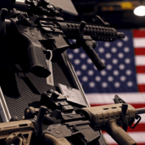 Senadores de EE.UU. logran acuerdo de mínimos que aumenta el control de armas