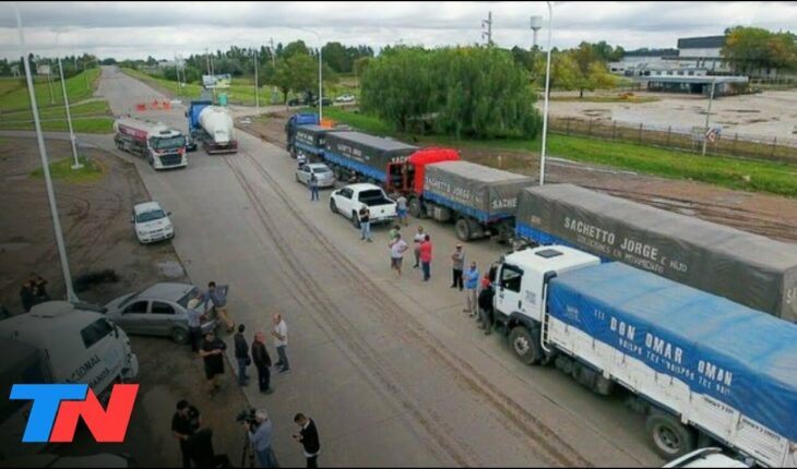 Video: Falta de gasoil: bloqueo de transportistas en San Nicolás | Largas filas de camiones cortan la ruta