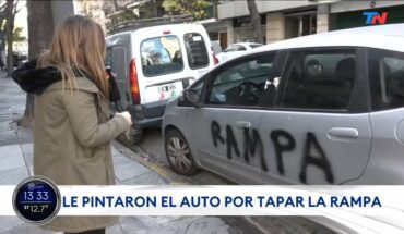 Video: LE PINTARON EL AUTO POR TAPAR UNA RAMPA