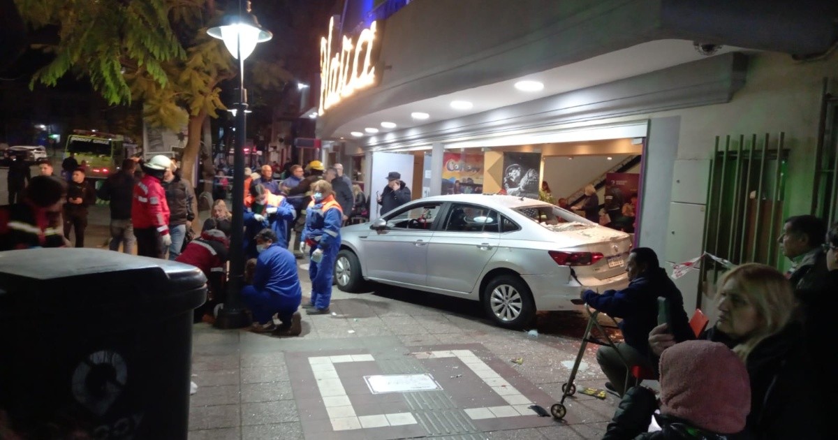 Accidente en Mendoza: un auto se incrustó en la puerta de un teatro e hirió a 23 personas