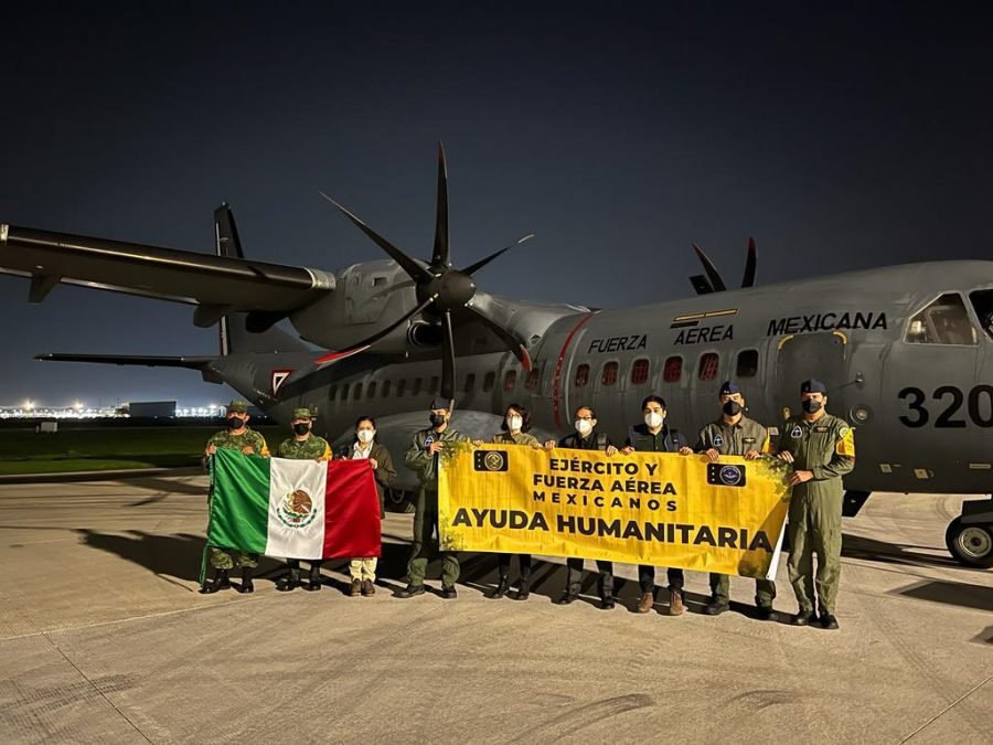 Avión militar repatriará cuerpos de mexicanos muertos en tráiler en Texas