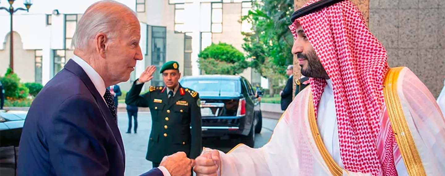 Joe Biden en su gira a Oriente Medio saluda a Mohamed bin Salmán en el Palacio Al-Salam (Arabia Saudí).