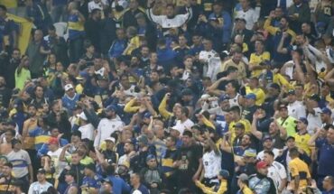 Boca Juniors fans record how the stadium shakes