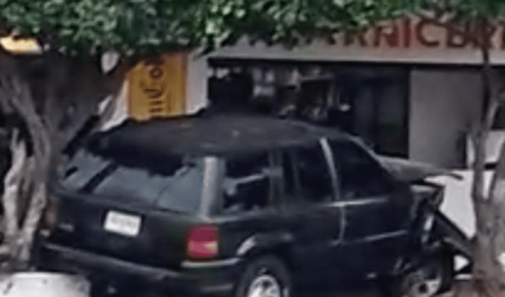 Car crashes into a house with a grocery store in Mazatlan
