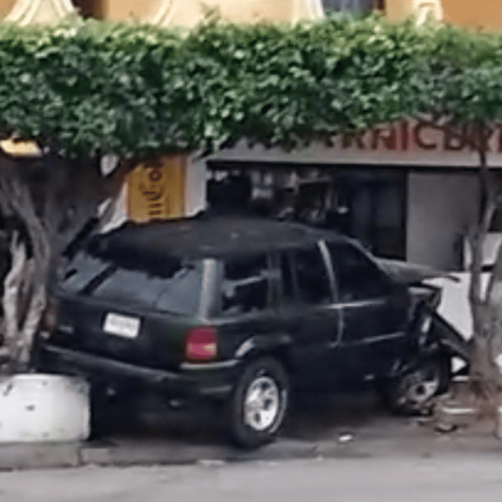 Car crashes into a house with a grocery store in Mazatlan
