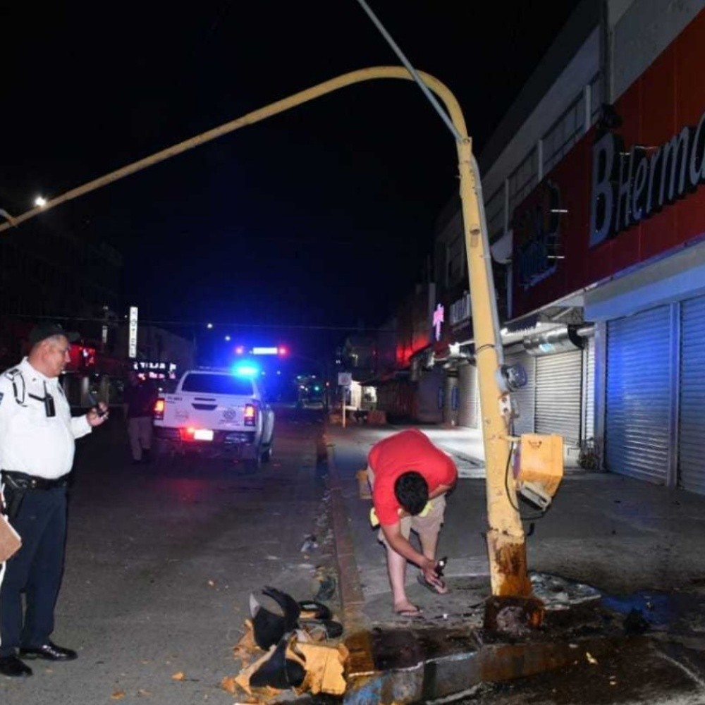 Derriban semáforo tras choque en el sector centro de Los Mochis, Sinaloa