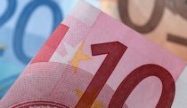 El euro y el dólar alcanzan la paridad por primera vez en veinte años