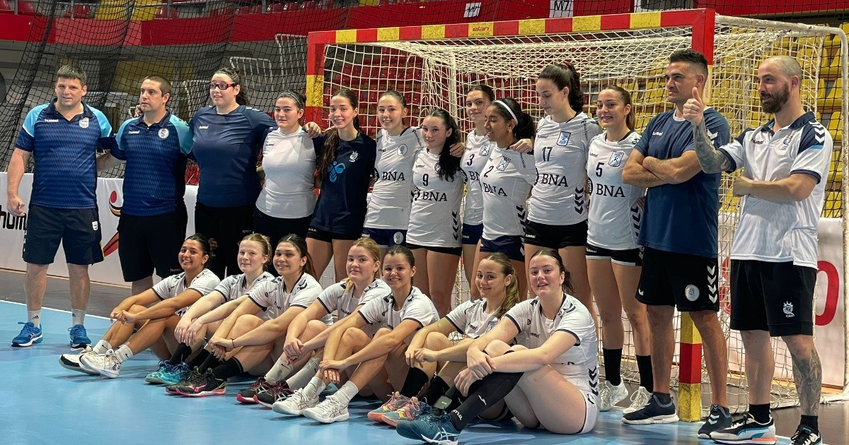 El seleccionado argentino femenino de handball Sub 18 debutó ante Hungría