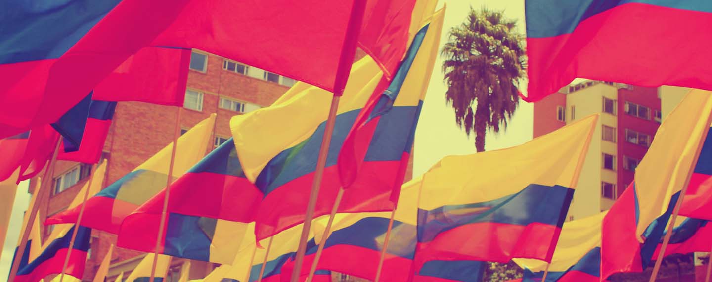 Elecciones en Colombia. Imagen de múltiples banderas del país en la calle
