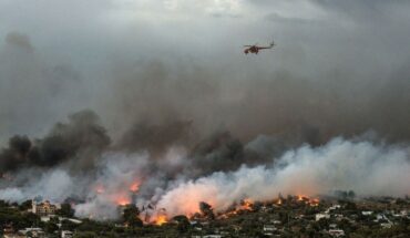 En Grecia intentan contener tres incendios forestales