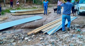 Entregan láminas a familias afectadas por las lluvias en Choix