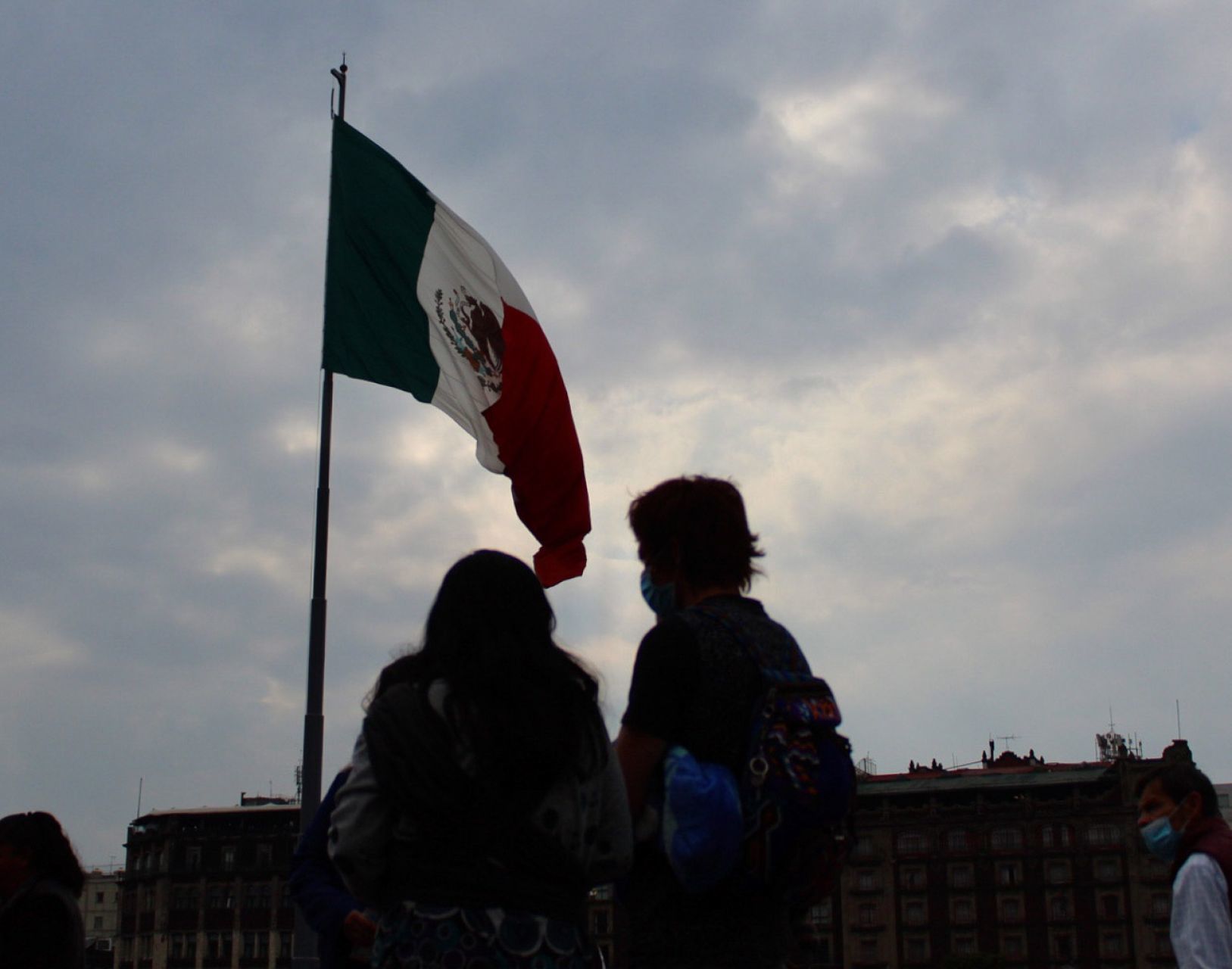 FMI sube pronóstico de PIB para México de 2 a 2.4%; advierte recesión global